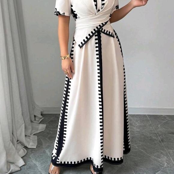 Elegant Black and White Maxi Dress - Picture 5 of 6
